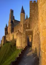 À L'OMBRE DES GRANDS CHÂTEAUX - LA CITÉ DE CARCASSONNE.